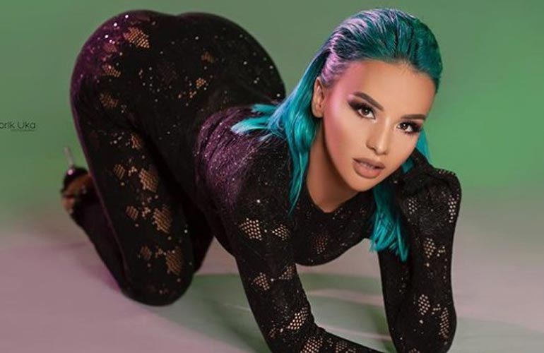 Këngëtarja Shqiptare i “vë flakën”/ Tregon më shumë seç duhet, kujdes kur t’i shikosh…